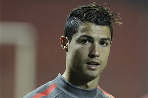 Ronaldo Hairstyle  on Cristiano Ronaldo Nice Haircut And Hairstyle  While Training In Bosnia