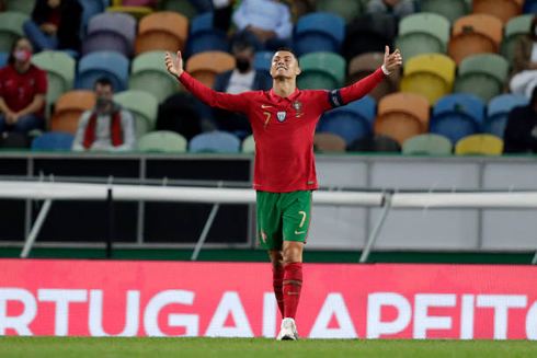 Cristiano Ronaldo opens his arms during the match between Portugal and Spain