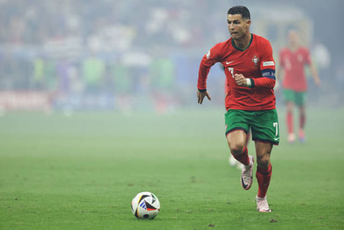 Cristiano Ronaldo moving the ball in Portugal attack