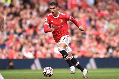 Cristiano Ronaldo moving the ball in Man United