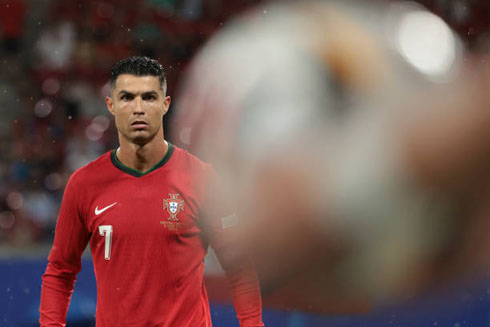 Cristiano Ronaldo not taking his eyes off the ball