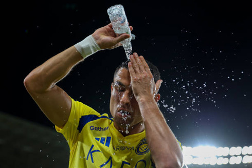 Cristiano Ronaldo splashing water on his head