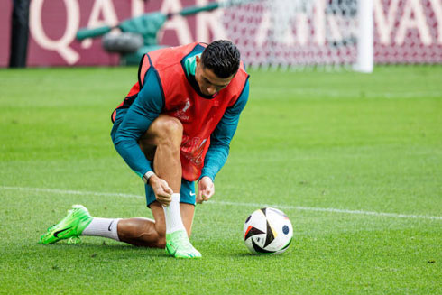 Cristiano Ronaldo tying laces in Portugal training