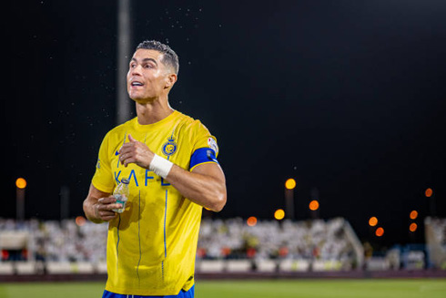 Cristiano Ronaldo drinking water in game