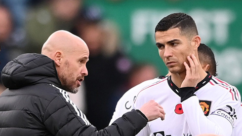 Erik ten Hag passing instructions to Cristiano Ronaldo