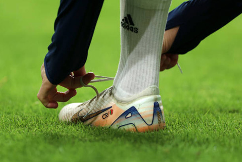 Ronaldo tying laces on his boots