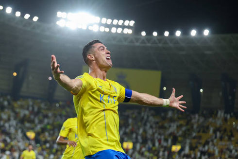 Cristiano Ronaldo turns to the audience and celebrates