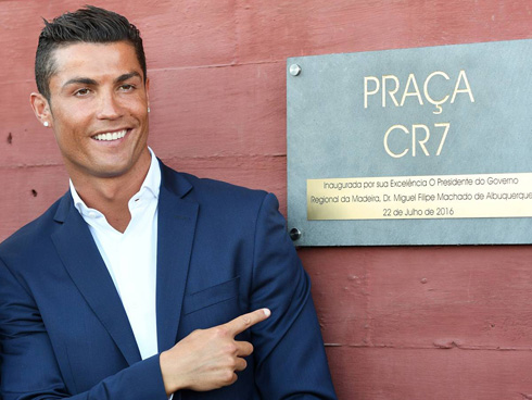 Cristiano Ronaldo pointing to a plate with his name