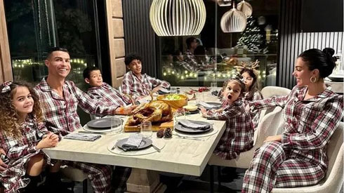 Cristiano Ronaldo gathers his family in Christmas traditions