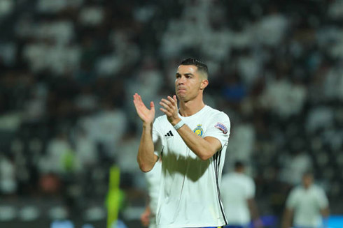 Cristiano Ronaldo clapping his hands