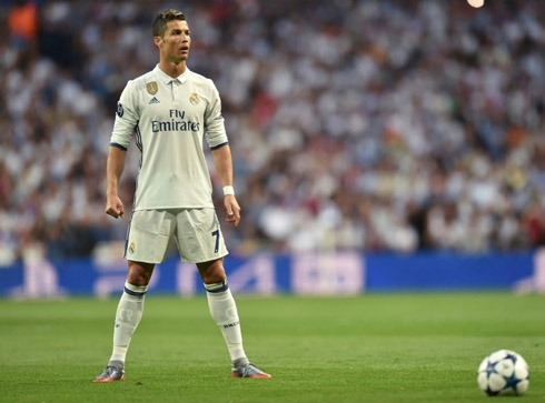 Cristiano Ronaldo focus before taking free-kick for Real Madrid