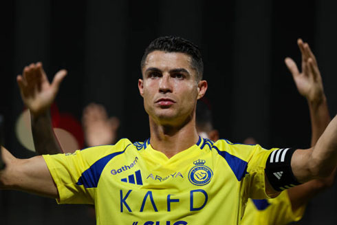 Cristiano Ronaldo celebrating with Al Nassr players and fans after win