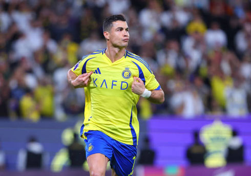 Cristiano Ronaldo pointing to himself after scoring